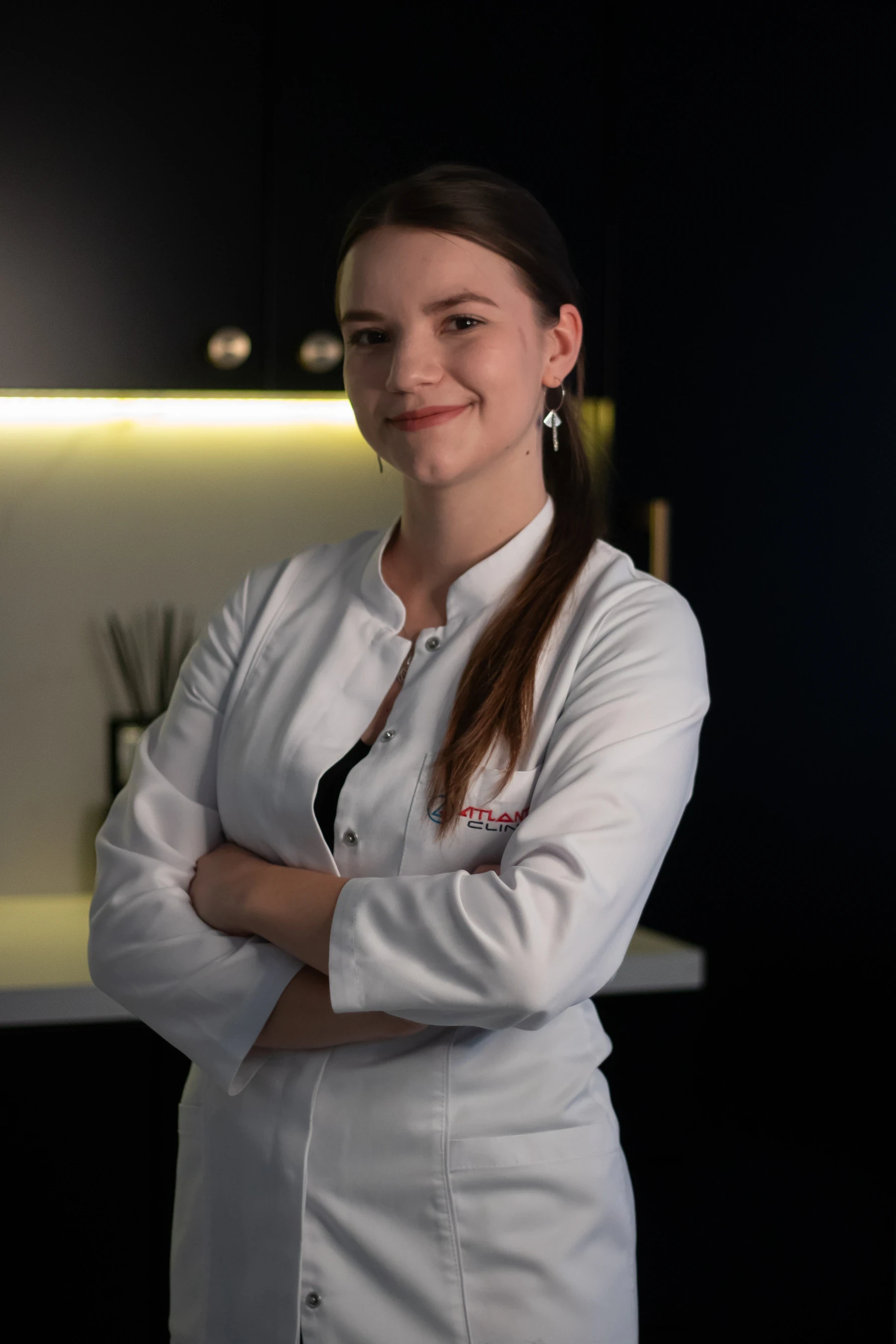 Julia Matysek w stroju klinicznym na zdjęciu z sesji